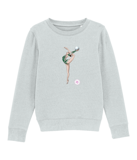 Gymnaste en sweat-shirt avec ballon
