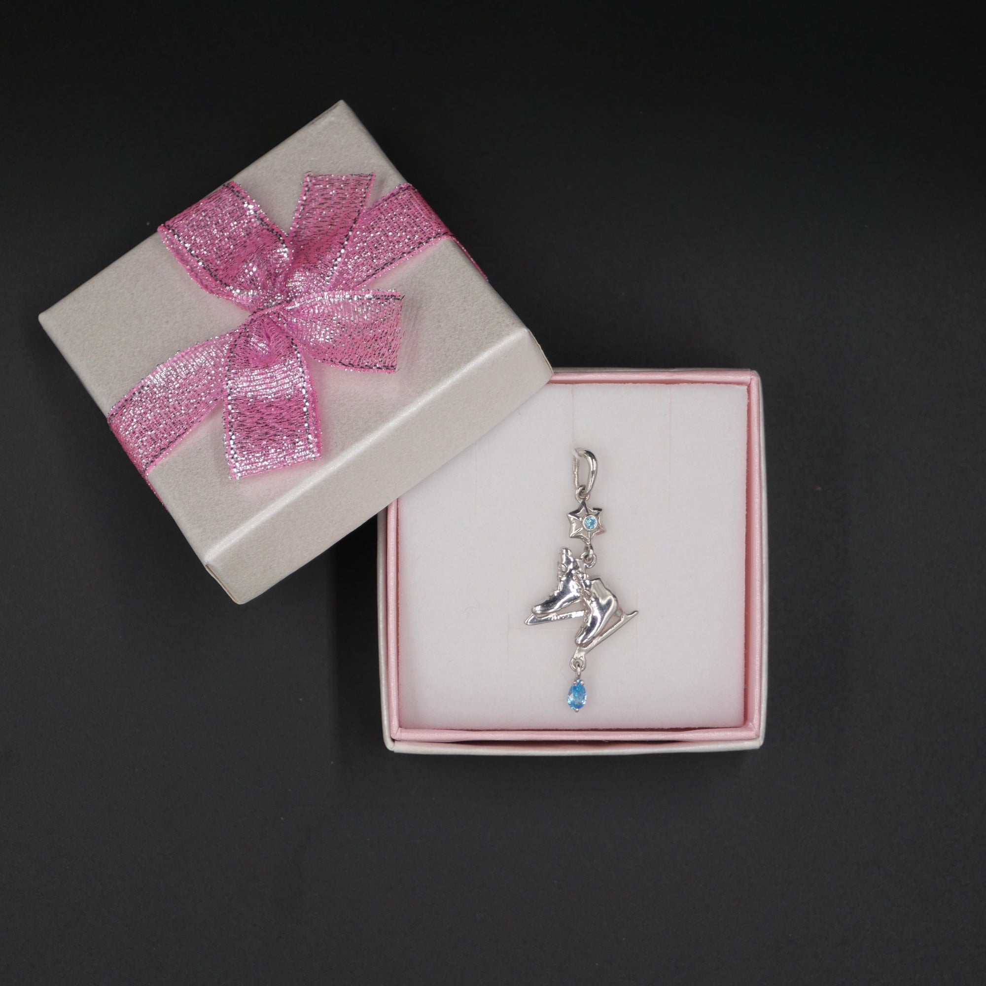 Pendentif en argent orné de pierres précieuses « Patins »