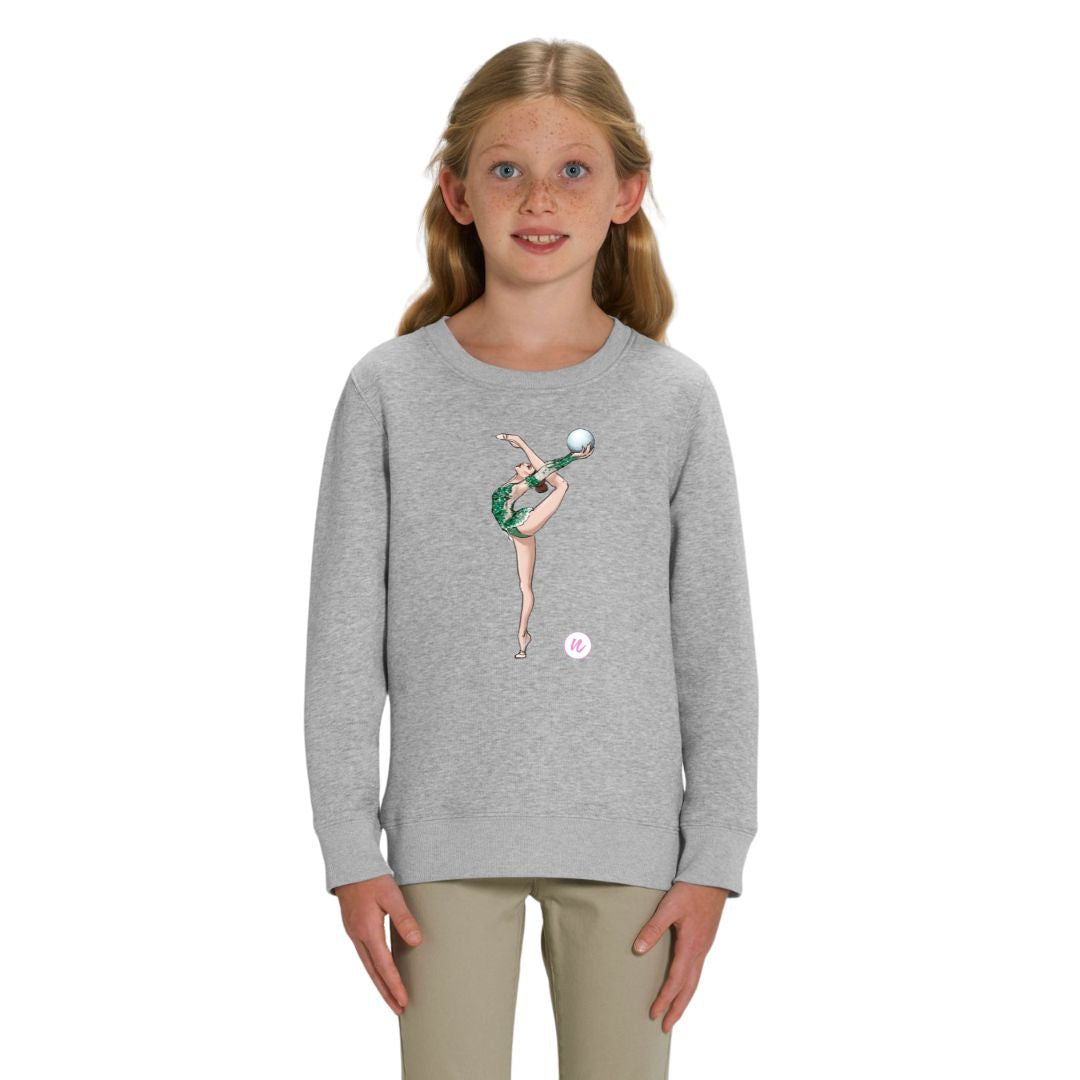 Gymnaste en sweat-shirt avec ballon